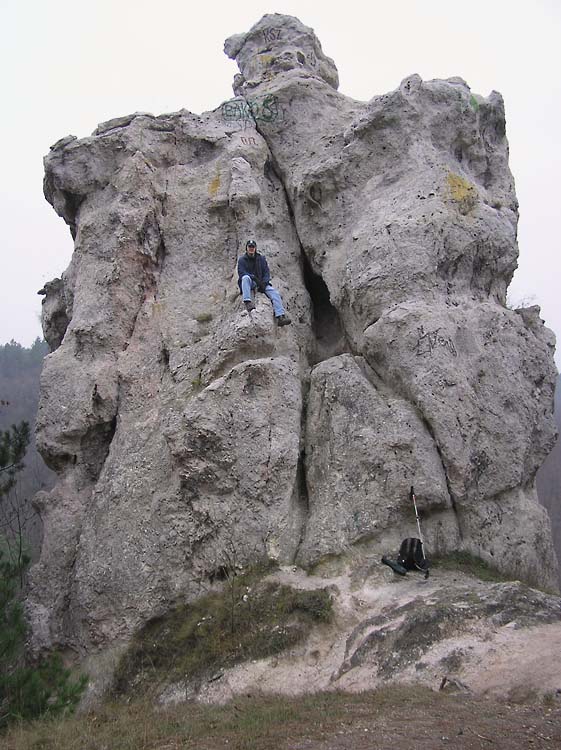 Magnyos szikla a Piliscsaba melletti Zajnt-hegyen GCSASS