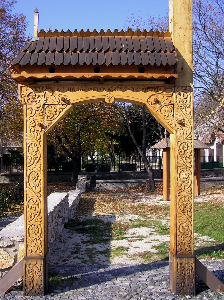 Sz�pen faragott kapu a K�zt�rsas�g t�ren