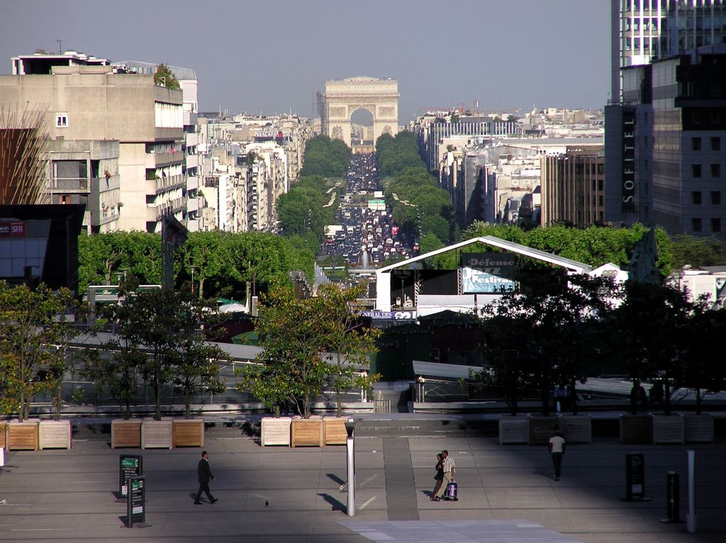 Champs Elysees a La Grande Arche fell