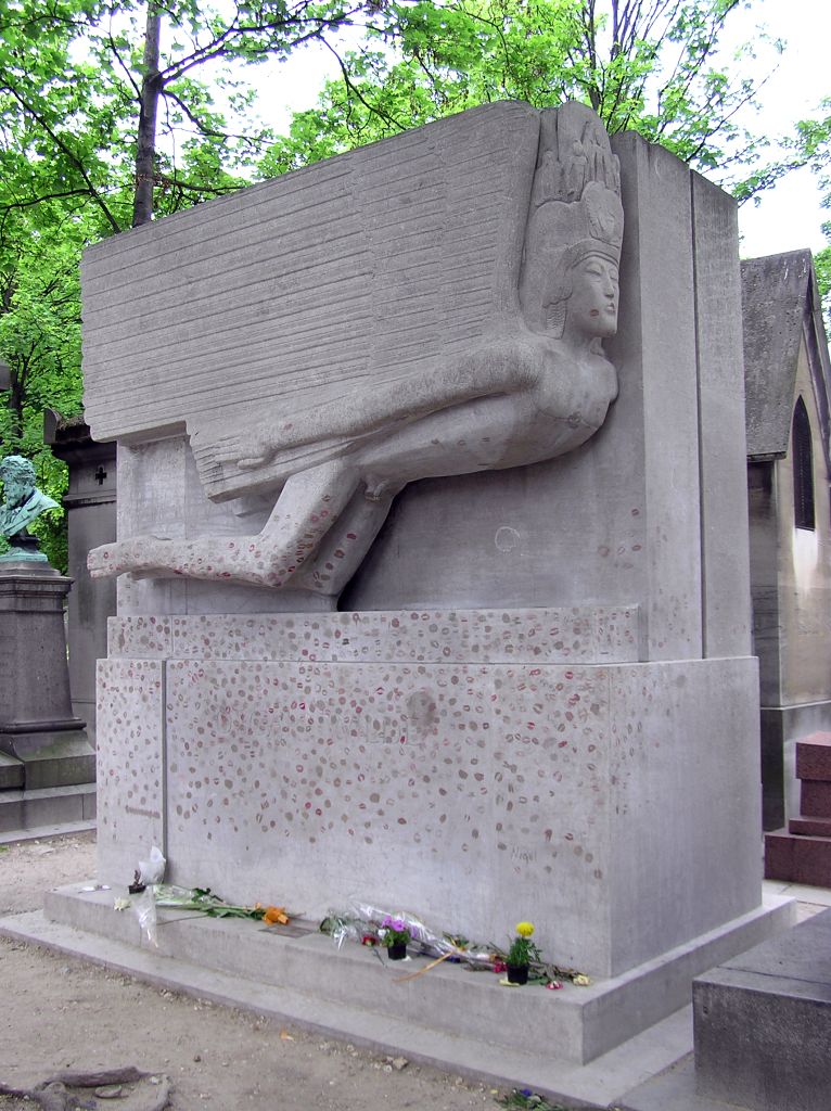 Rajongói csókok Oscar Wilde síremlékén (Pére-Lachaise temetõ)