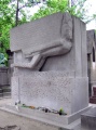 Rajongói csókok Oscar Wilde síremlékén (Pére-Lachaise temetõ)