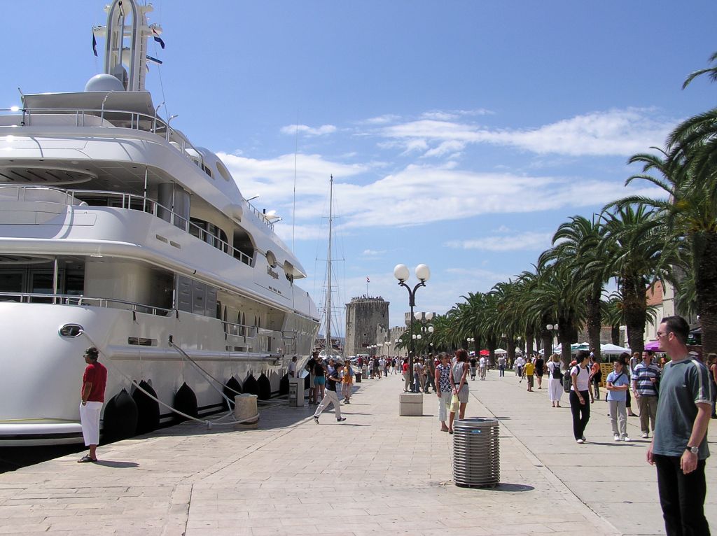 Tragacs tengeri tutajok Trogir torkolatban