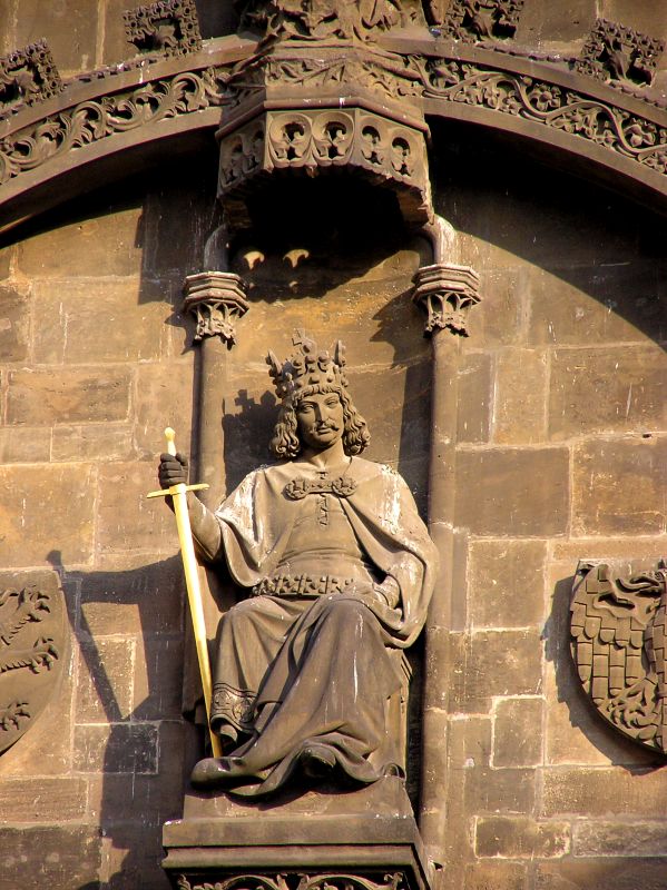 Cseh királyok szobraival díszítve...