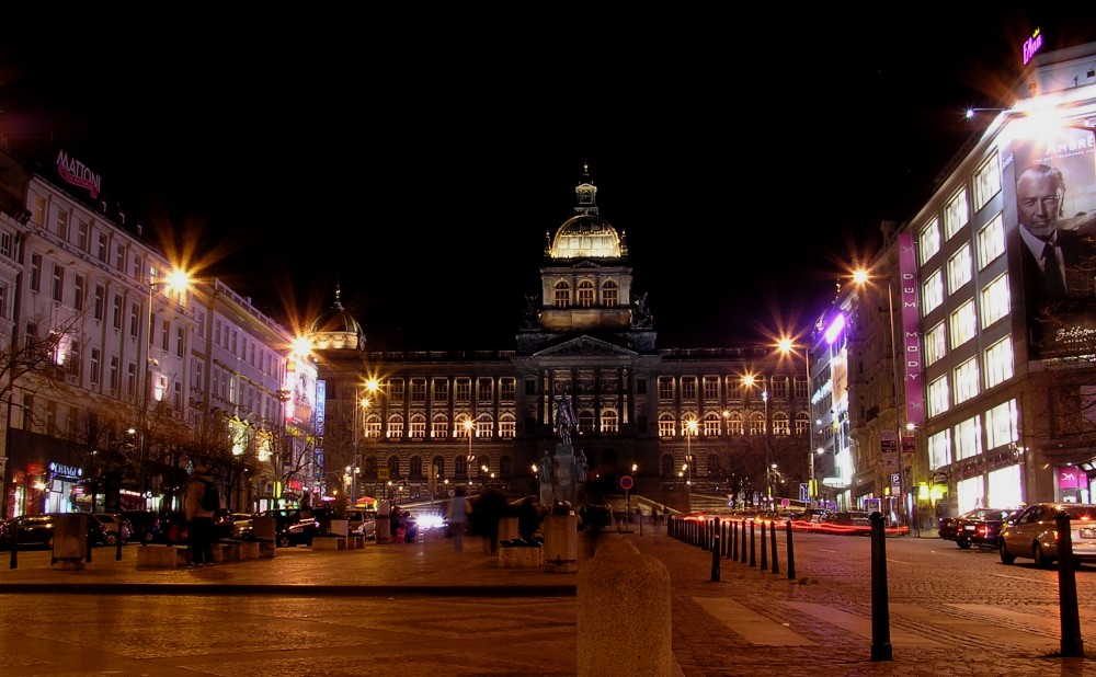 Vencel tér by night
