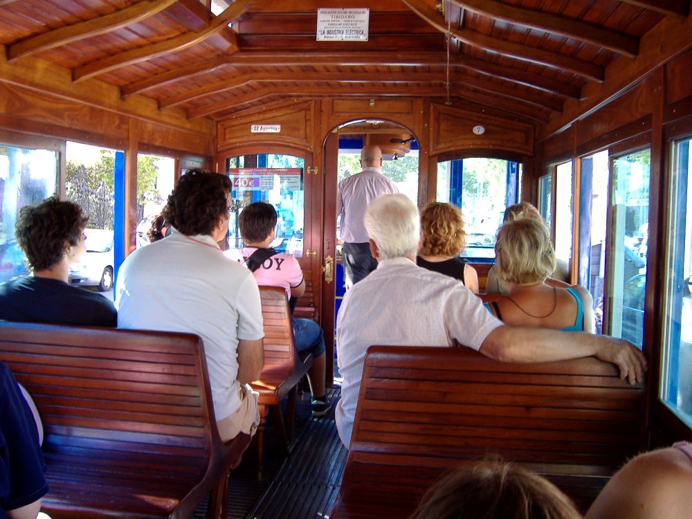 Kk villamos visz a Tibidabo-hegy lbhoz