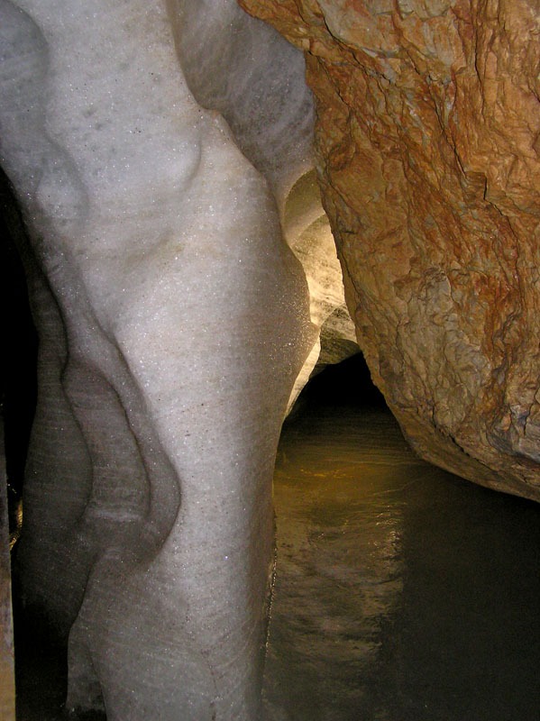 Eurpban az els villanyrammal megvilgtott barlang